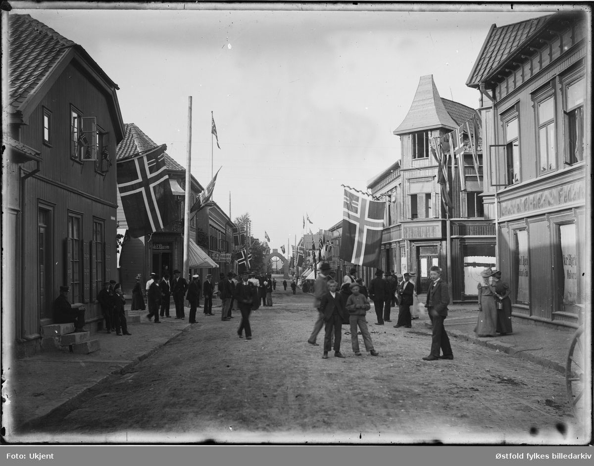 Gate pyntet med unionsflagg ved kongebesøk i 1899
