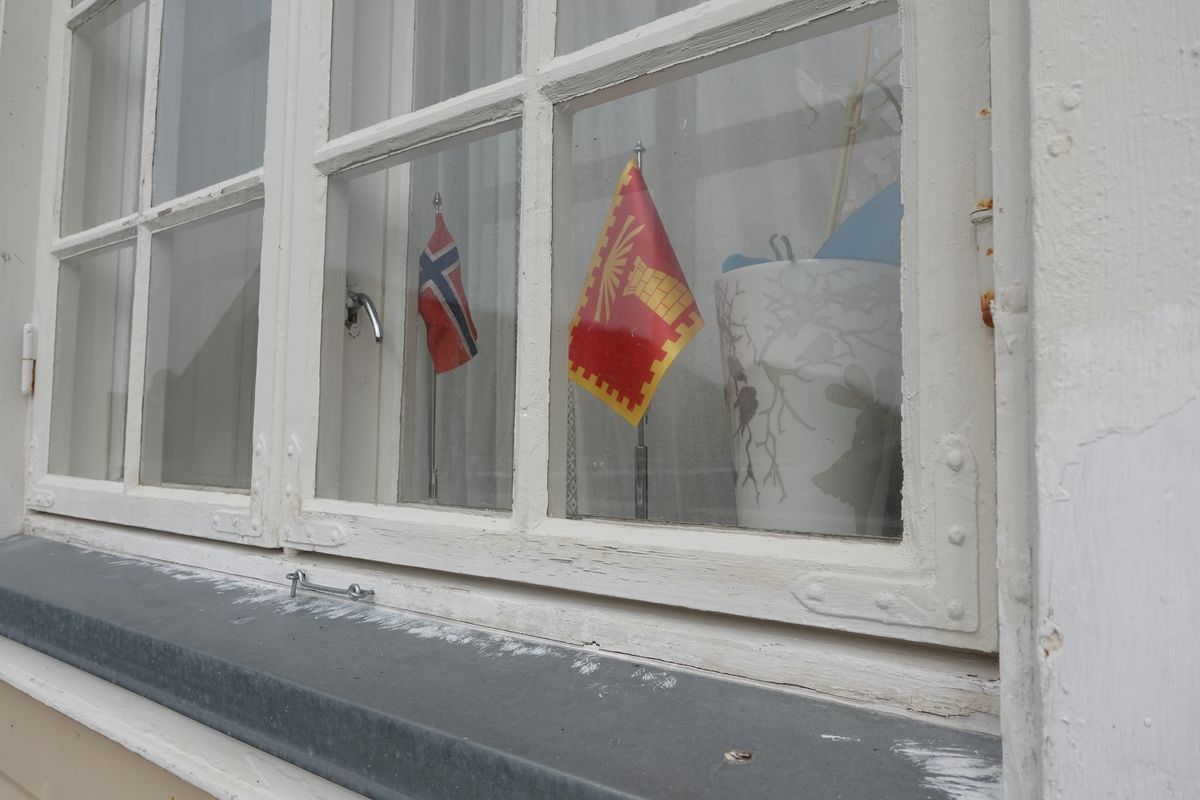 Norsk bordflagg i vindu