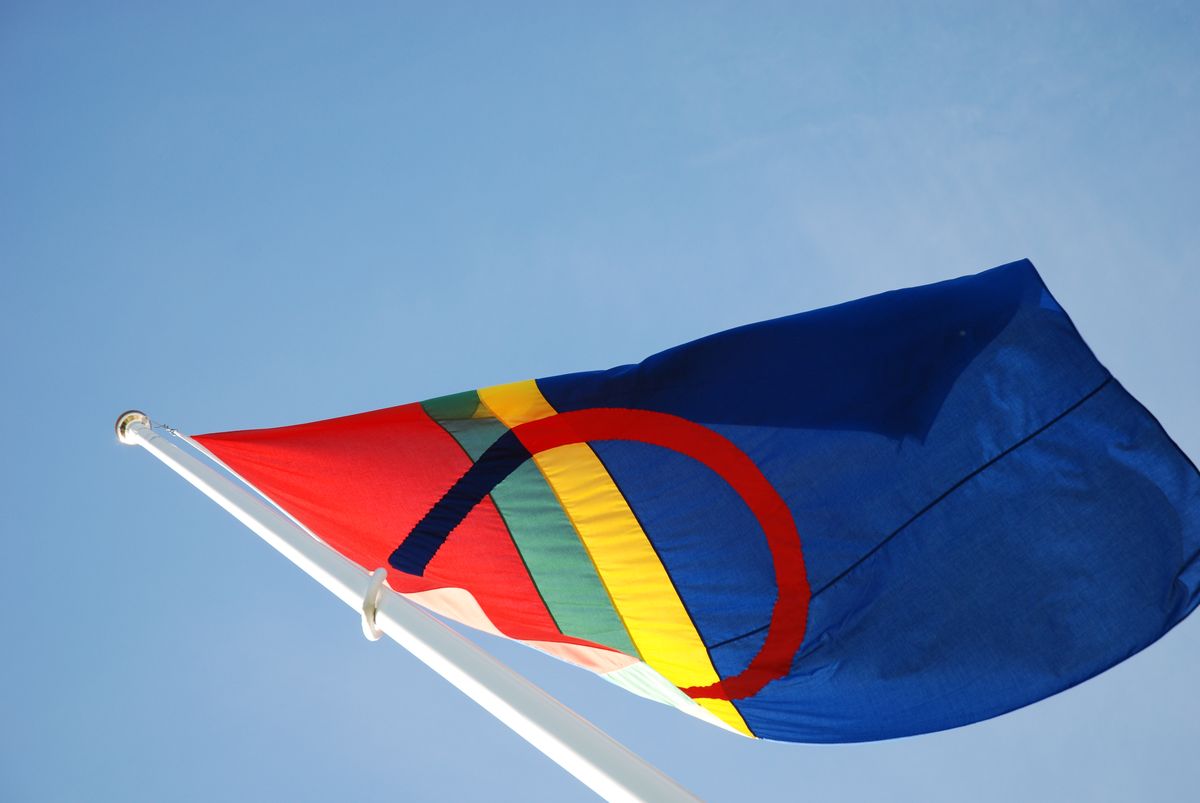 Det samiske flagget vaier i vinden