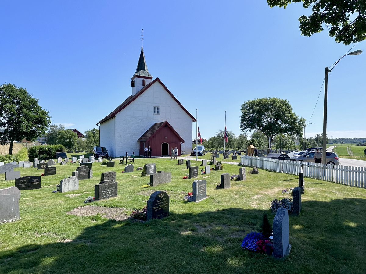 Flagg på halv stang ved kirke før begravelse