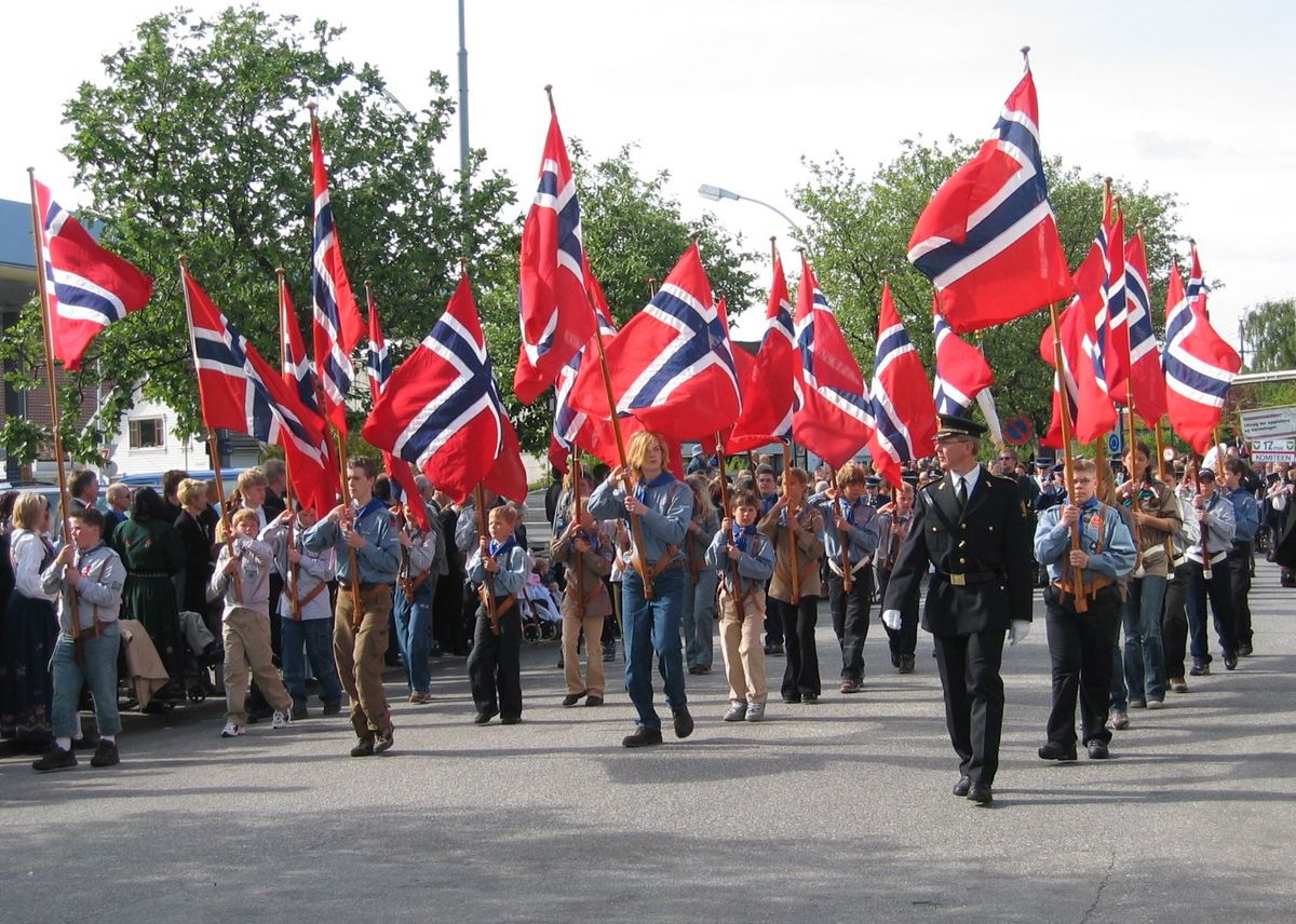 Flaggborg med norske flagg i 17. mai-tog