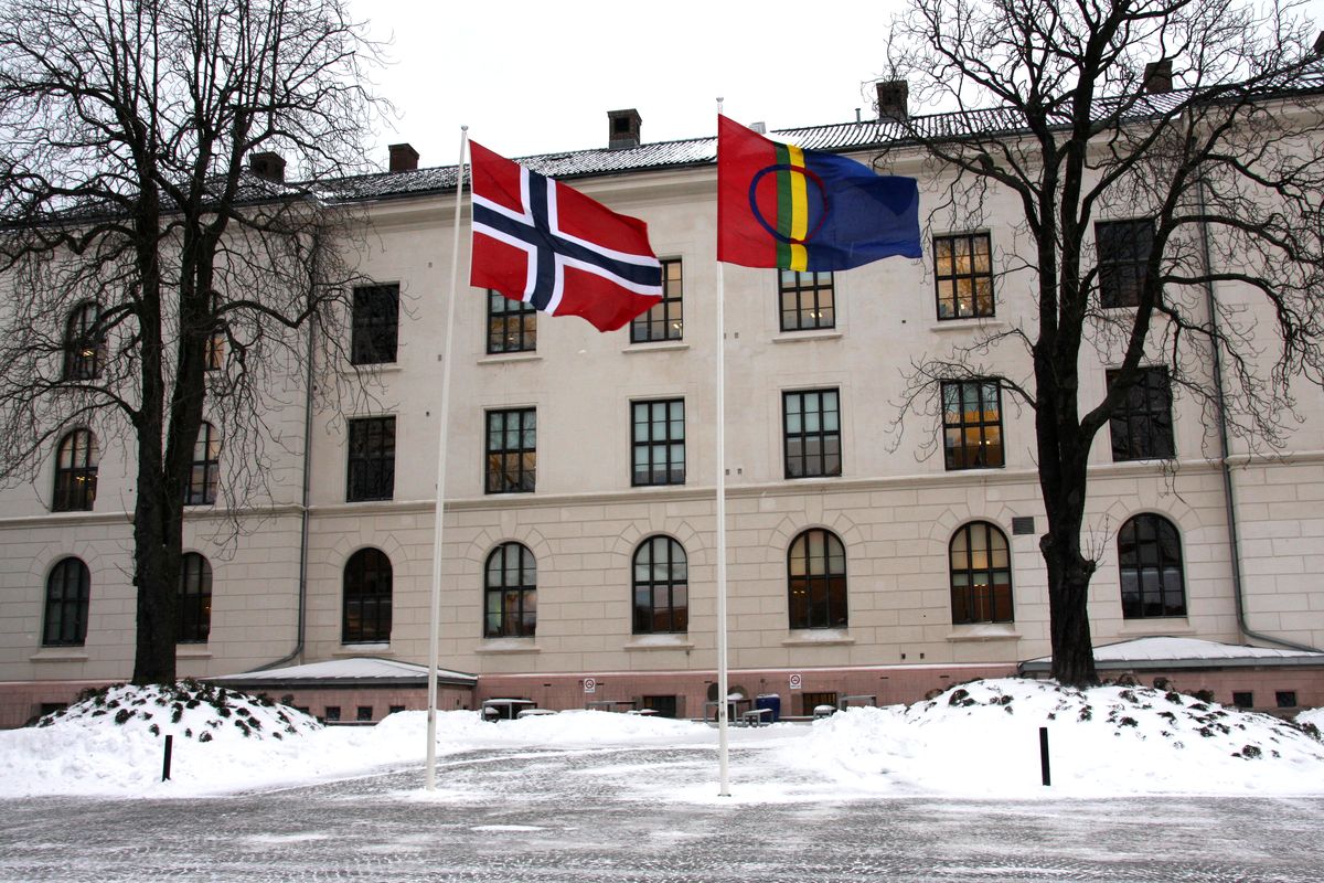 Samisk og norsk flagg side om side på samefolkets dag